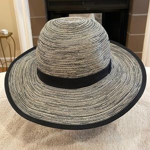 Solar Sun hat with SPF 50. Black and white.